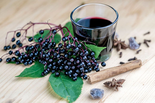Einfach, erfrischend und lecker - ein Glas Wasser mit selbstgemachtem Holunderbeerensirup. Foto: djd/PEFC/istock/elfgradost