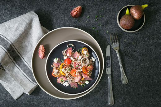 Leichte Sommerküche: Ein Quinoa-Salat mit Paprika, Feta und Serrano-Schinken ist schnell zubereitet. Foto: djd/AMC Alfa Metalcraft Corporation