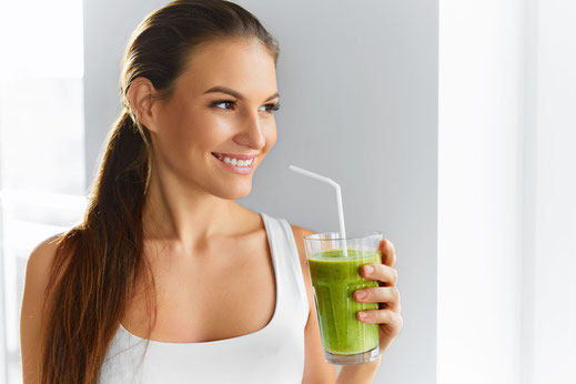 Smoothies aus frischem Obst und Gemüse gelten als "Superfood". Aber Achtung: Manche Früchte können sogar gefährlich sein. Foto: djd/Jentschura International/puhhha - Fotolia