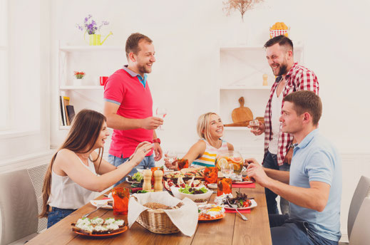 Skandinavische Behaglichkeit zelebrieren und sich mit besonderen kulinarischen Ideen verwöhnen: "Brinner" und "Hygge" passen als aktuelle Trends sehr gut zusammen. Foto: djd/Tartex/Prostock-studio/Fotolia