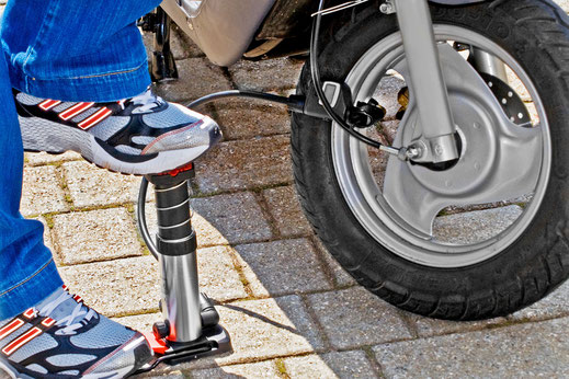Mit Fußpumpen lässt sich genug Druck aufbauen, um auch Motorradreifen sicher zu befüllen.  Foto: djd/Bikers/gianni de polo