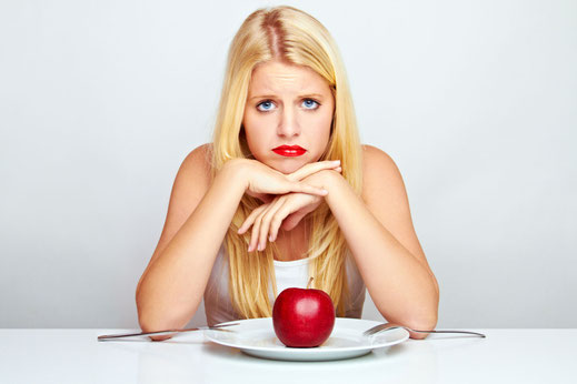 Wer Fruktose nicht verträgt, sollte auf einen Apfel als basische Zwischenmahlzeit lieber verzichten. Foto: djd/Basica/PantherMedia/Doreen Salcher