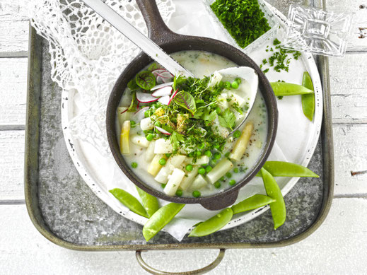 Köstliche und leichte Küche: Das Spargel-Erbsen-Gemüse mit Kräuterbutter passt sehr gut zu Hähnchenbrustfilet oder Alaska-Seelachs.