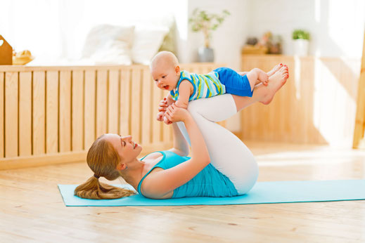 Mit Rückbildungsgymnastik und gezielter Hautpflege von außen und innen können junge Mütter viel für einen tollen After-Baby-Body tun. Foto: djd/Elasten-Forschung/Jenko Ataman-Fotolia
