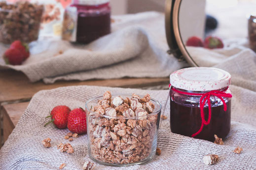 Veganes Müsli ist mit seinem hohen Vollkornanteil sehr ballaststoffreich und wird damit zum perfekten Begleiter für einen guten Start in den Tag. Foto: djd/Josef Manner & Comp.