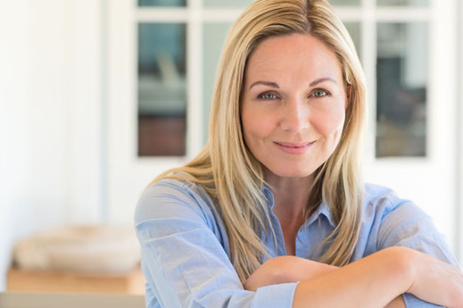 Anti-Aging-Hautpflege auf Pflanzenbasis: Ein spezieller Wirkstoff gegen Mimikfalten kann zu sichtbar weicheren und harmonischeren Gesichtszügen führen. Foto: djd/www.melacea.de/thx