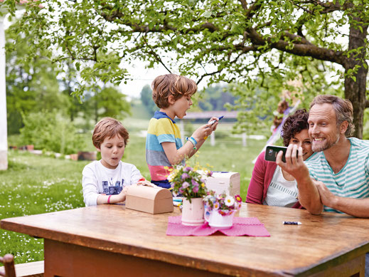 Für Schnappschüsse mit dem Smartphone gibt es in der warmen Jahreszeit viel mehr Gelegenheiten als im Winter. Foto: djd/Deutsche Telekom Computerhilfe
