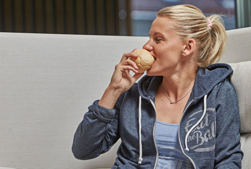Das Brot ist rund: Julia Simic, Fußballstar des VfL Wolfsburg, probiert das neue Produkt, das durch Fermentation statt durch Backen hergestellt wird.