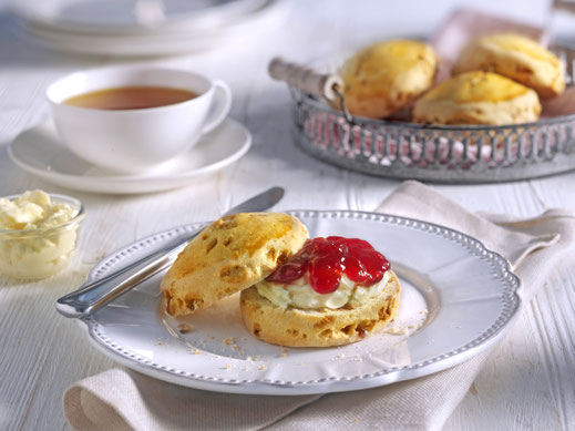 Grümmel Kandis gibt den Kandis-Scones einen karamelligen Geschmack und den besonderen Biss.
