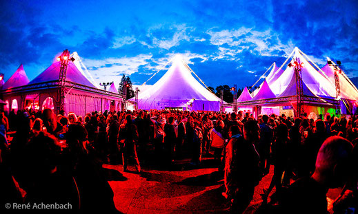 Atmosphärische Aufnahme bei Dunkelheit vom KulturPur-Festival mit typischen Zelten und Menschenmenge