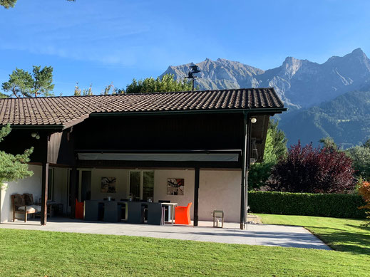 Ferienhaus mieten Chalet Bad Ragaz in der Schweiz hier der Blick von der Terrasse im Hintergrund die Berge