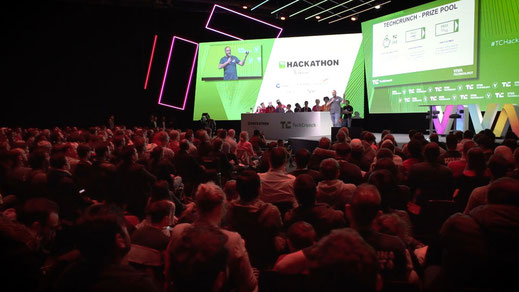Participants réunis pour une conférence live pendant un hackathon innovation