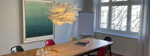 Arbeitstisch im Coaching-Raum in Hamburg-Winterhude