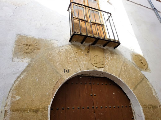 Calle Luna y Sol, on aurait pu deviner en regardant les  bas-reliefs sur cette façade !