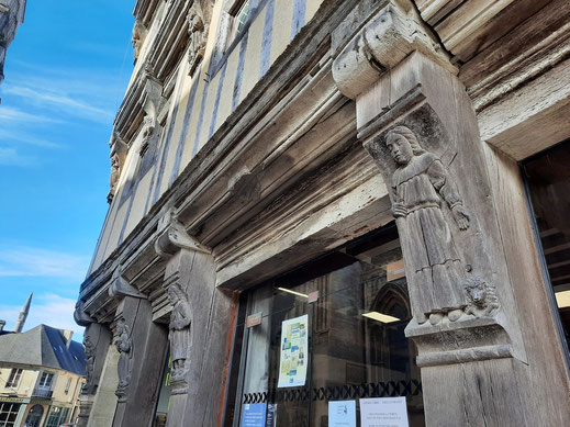 Détail de la très belle maison au 6 rue du Bienvenu qui abrite le Conservatoire de la Dentelle