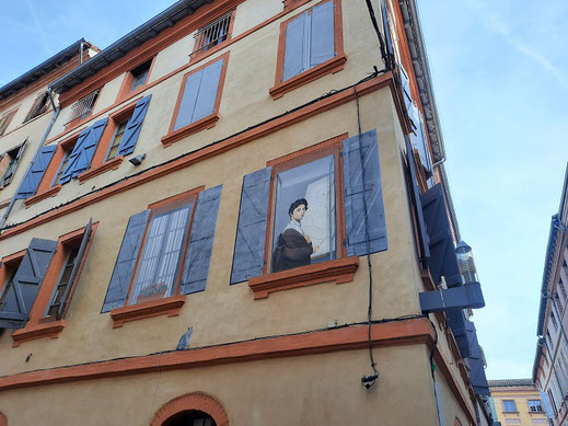 Au croisement de la rue d'Ellie et la rue Fourchue, un trompe-l'oeil représentant Ingres qui reprend son célèbre autoportrait