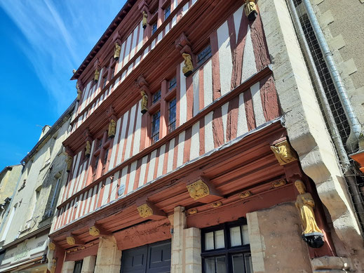 Le Grand hôtel d'Argouges (deuxième moitié du XVe siècle) où François 1er séjourna avec son fils. Il se trouve au 4 rue Saint-Malo