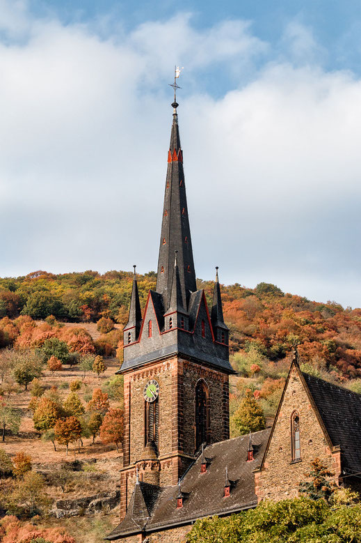 Kirchturm der katholischen Kirche in Lorchhausen am Rhein -hochkant