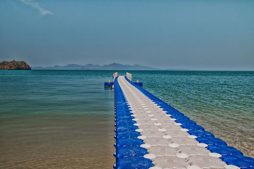 Ein blau-weisser Steg führt ins azurblaue Meer auf Langkawi in Tanjung Rhu Fotos kostenlos dowwnloaden bei www.mjpics.de 