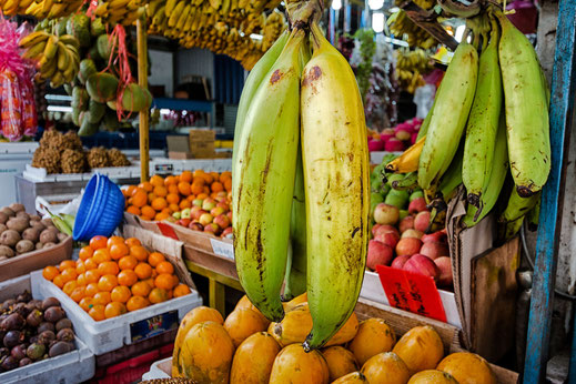 Früchtestand mit Bananen