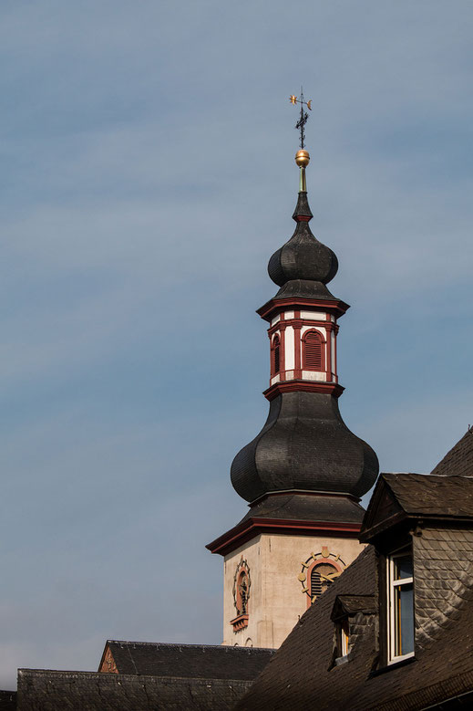 Kirchturm der Sankt Jakobuskirche in Rüdesheim am Rhein