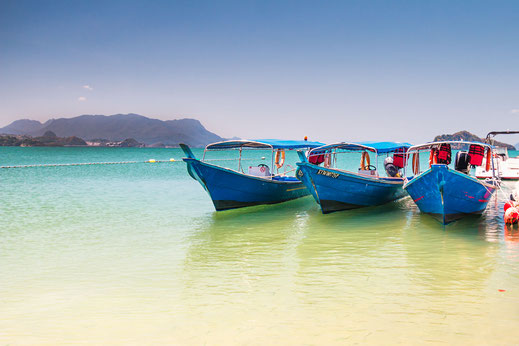 boote-am-strand-von-tanjun-rhu-pulau-langkawi