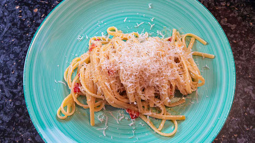 Pasta Aglio Olio e Peperoncino auf grünem Teller serviert