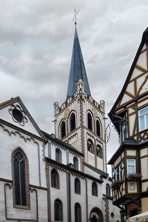 Kirchturm der Sankt Peterskirche in Bacharach am Rhein-hochkant © Jutta M. Jenning/mjpics.de