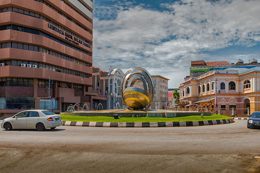 Das Gebäude des Finanzamtes in Georgetown Penang neben dem Kreisel mit Skulptur