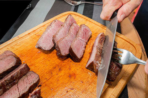 Porterhouse Steak in Tranchen schneiden