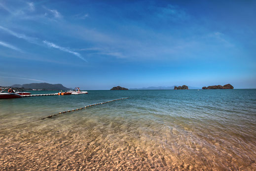 kristallklares-meer-clear-blue-sea-langkawi-malaysia