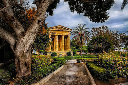 Tempel in Lower Barrakka Gardens in Valletta - Malta
