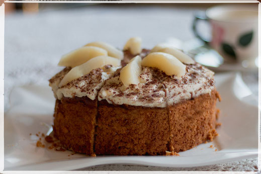 Kleiner Birnen-Schmand-Kuchen gerahmt