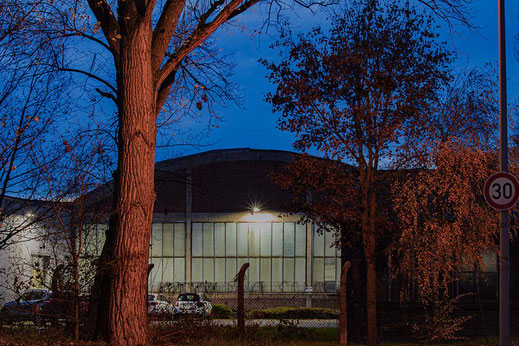 Hell erleuchtete Lagerhalle am späten Abend