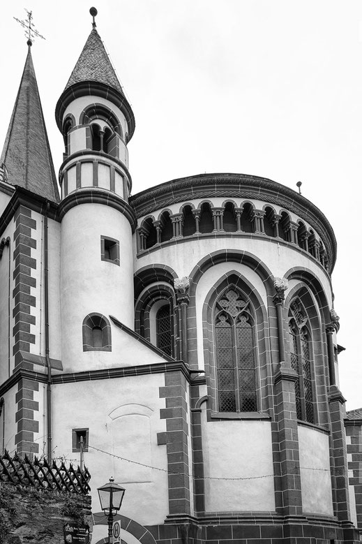 Sankt Peterskirche in Bacharach am Rhein-monochrome hochkant © Jutta M. Jenning/mjpics.de