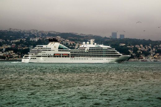 Kreutfahrtschiff auf dem Bosporus © Jutta M. Jenning mjpics