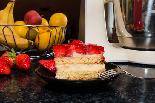 Ein Stück Erdbeertorte mit Vanillepudding