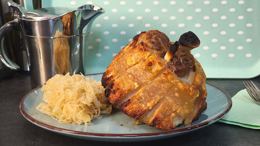 Knusprige Schweinshaxe mit Sauerkraut | Rezept