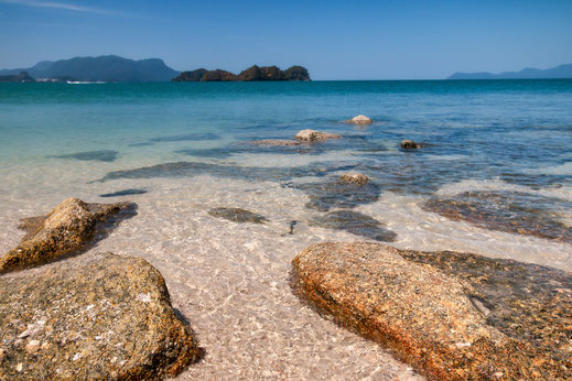 kleine-bucht-in-tanjun-rhu-langkawi-malaysia