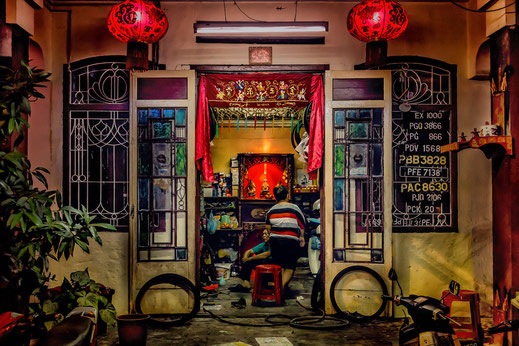 Ein privater Blick in eine Moped-Reparaturwerkstatt in Georgetown auf der Insel Penang. 