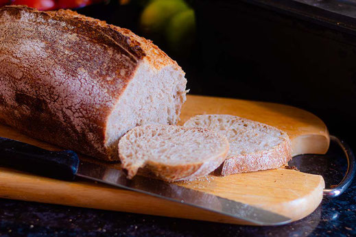 Aromatisches Lievito Madre Brot im gusseisernen Topf gebacken | Brotlaib angeschnitten