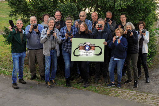Die Fotogruppe SichtWeisen - versammelt zu einem gemeinsamen Fotoshooting unter der Hochspannungsleitung an der Autobahnabfahrt Mühlenbeck am 05.07.2019