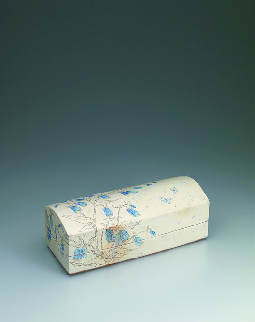 つりがね草チョーク描文筥 Box with bell flower design in chalk drawing 17.0 × 41.5 × 15.0 荒井ゆきえ (c) Yukie Arai