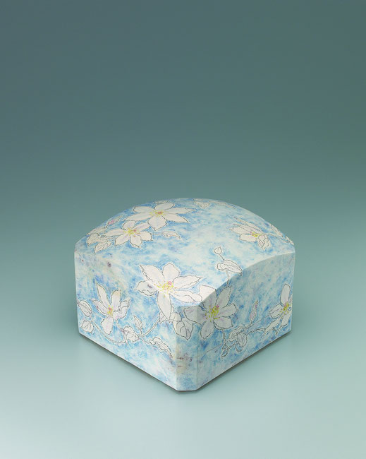 てっせんチョーク描文筥 Box with clematis design in chalk drawing 24.5 × 24.5 × 18.0 (c) Yukie Arai