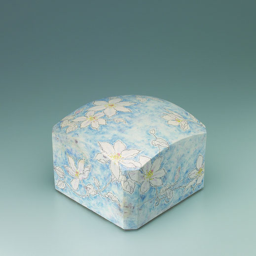 てっせんチョーク描文筥 Box with clematis design in chalk drawing 24.5 × 24.5 × 18.0 荒井ゆきえ (c) Yukie Arai