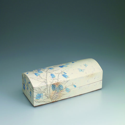 つりがね草チョーク描文筥 Box with bell flower design in chalk drawing 17.0 × 41.5 × 15.0 荒井ゆきえ (c) Yukie Arai