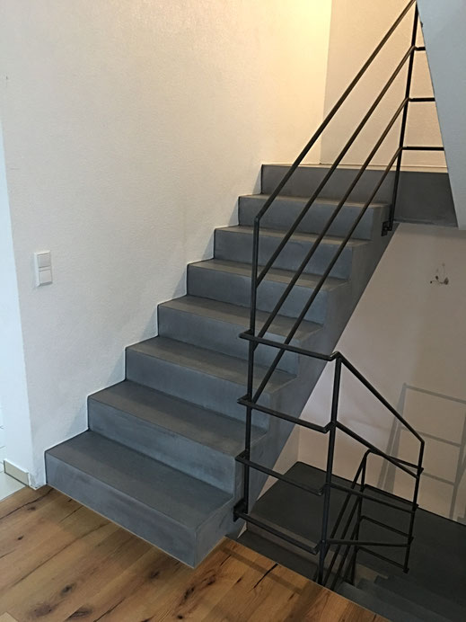 Fertigteil Treppe verkleidet mit Sichtbeton Winkelstufen  