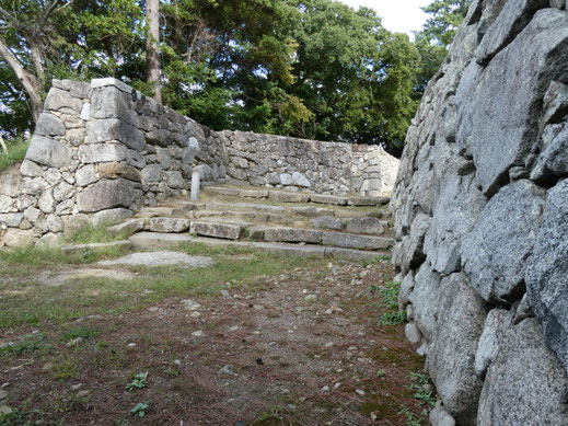 豊橋公園の吉田城跡に残る石垣。戦国時代に築かれた城の防御構造を今に伝えている。