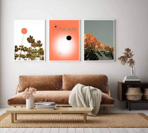 Wohnzimmer Szene mit Sofa und Bilderwand aus modernen Motiven, Zeitloops Kollektions Shop für Kunst für Unternehmen, Praxis und Hotel