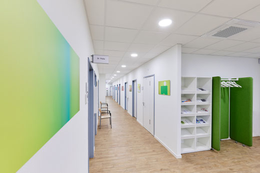 Praxisflur mit grünem Farbverlauf an der Wand und moderner Wandkunst, Kunst für Praxis und Psychiatrie als ruhige Raumgestaltung